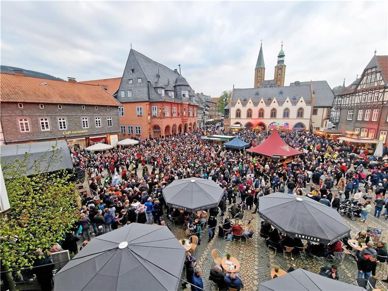 „Wir haben das so vermisst“ Als die Wolfshäger Hexenbrut ihren großen Auftritt auf dem Marktplatz hat, gibt es kaum noch ein Durchkommen in Goslars guter Stube. Fotos: Sowa