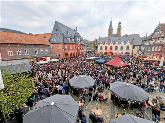 Als die Wolfshäger Hexenbrut ihren großen Auftritt auf dem Marktplatz hat, gibt es kaum noch ein Durchkommen in Goslars guter Stube.  Fotos: Sowa