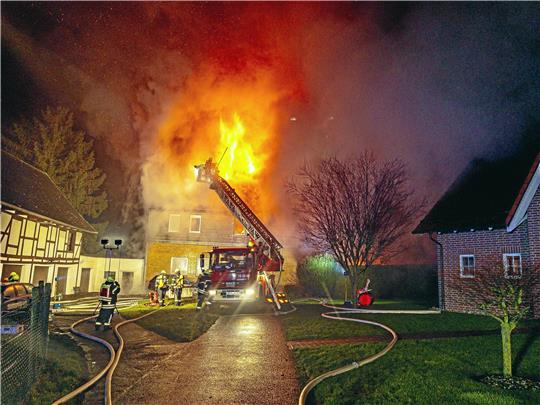 Als die ersten Einsatzkräfte das brennende Haus erreichen, steht es schon in Vollbrand. Die Flammen schlagen meterhoch aus dem Dach. Foto: GZ-Archiv