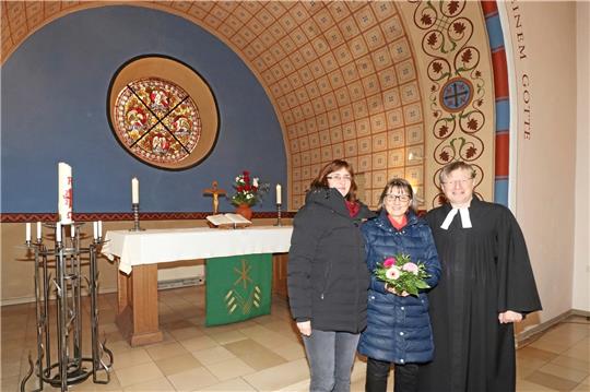Als ehrenamtliches Mitglied des Kirchenvorstands Neuenkirchen, begrüßen die Vorsitzende Christine Krusekopf (links) und Pfarrer Marcus Bertram (rechts) Sibylle Bosse (Mitte) als Mitglied im Gremium. Sie übernimmt damit eine missionarische Leitungsaufgabe. Der Amtsantritt findet während des Neuenkirchener Neujahrstreffs statt. Foto: Jambrek