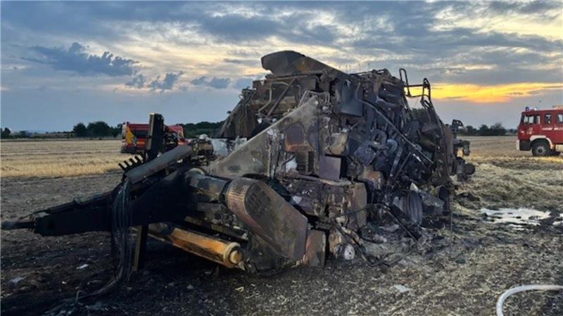 Vermehrt Brände im Harz: Polizei ermittelt – teils hoher Sachschaden Als eine Strohballenpresse Feuer fängt, geriet das Feld ebenfalls in Brand.