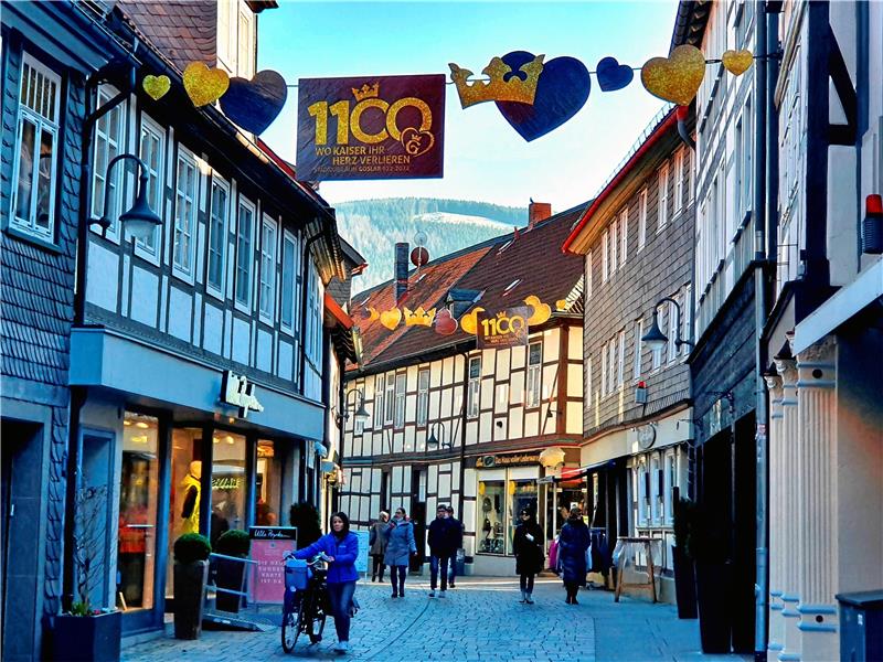 Goslar-Marketing-Gesellschaft: Sinneskampagne zum Stadtjubiläum Als erstes wird der Sehsinn angesprochen: Die Hokenstraße ist geschmückt. Fotos: Sowa