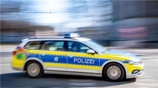 Als mitten in der Nacht Vitrinenscheiben in einer Goldschmiede klirren, werden Anwohner auf einen Einbrecher aufmerksam und rufen die Polizei. (Symbolbild)