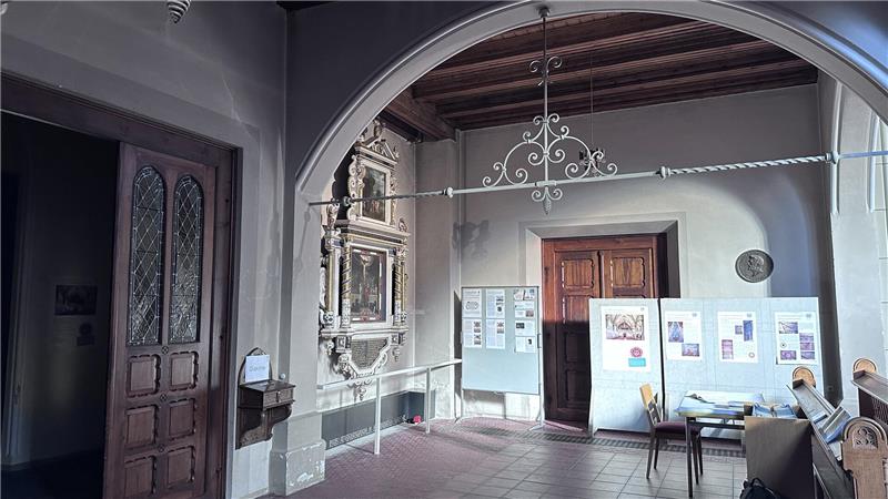 Wann ist die Quensen-Malerei in Bad Harzburgs Lutherkirche fertig? Als nächstes kommen 100 Quadratmeter Wand am Westeingang (l.) an die Reihe.