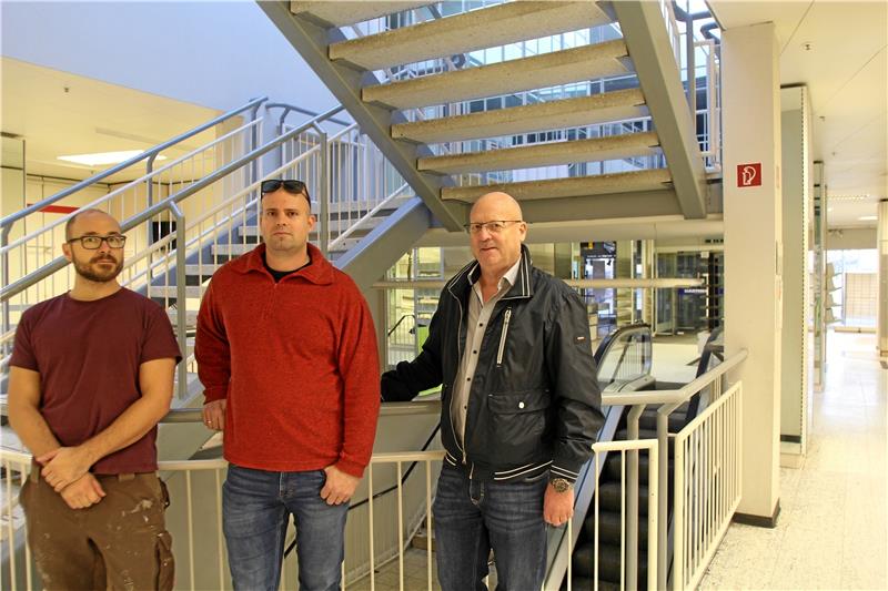 Als neue Eigentümer wollen (v.l.) Alexander Kornehl und Daniel Bode gemeinsam mit dessen Vater Martin Bode das ehemalige Kaufhaus Harthun an der Adolph-Roemer-Straße wieder in einen Ort zum Einkaufen umbauen.  Fotos: Nachtweyh