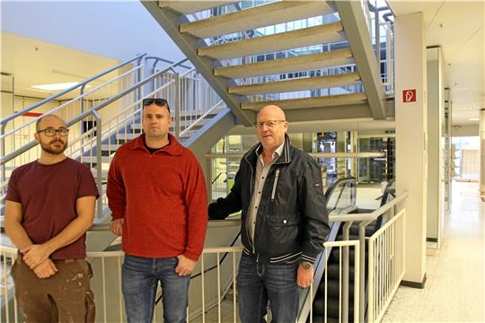 Als neue Eigentümer wollen (v.l.) Alexander Kornehl und Daniel Bode gemeinsam mit dessen Vater Martin Bode das ehemalige Kaufhaus Harthun an der Adolph-Roemer-Straße wieder in einen Ort zum Einkaufen umbauen.  Fotos: Nachtweyh