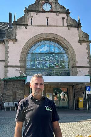 Bad Harzburgs Bahnhofsuhr funktioniert wieder Als sich Oktay Yasarikol vor gut zwei Monaten als neuer Eigentümer des Bahnofsgebäudes vorstellte, ist die Uhr noch kaputt und zeigt rund um die Uhr 12 Uhr.