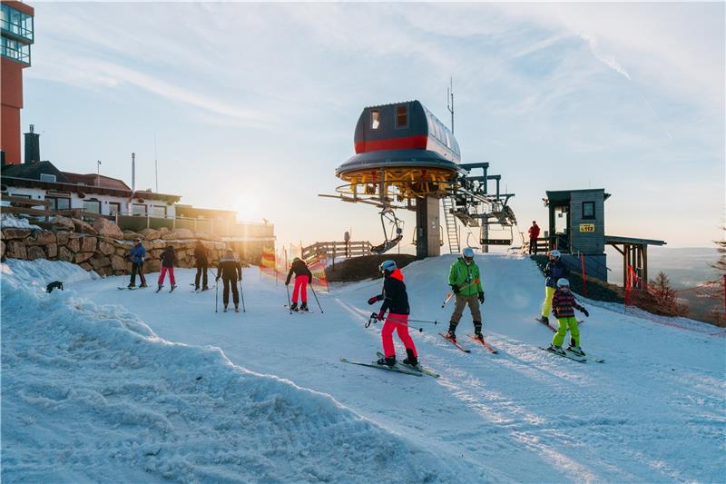 Als sich die Sonne über den Horizont erhebt, herrscht am Wurmberg bereits Betrieb. Die Wetterbedingungen sind am Samstag sehr gut.  Fotos: Tobias Brabanski