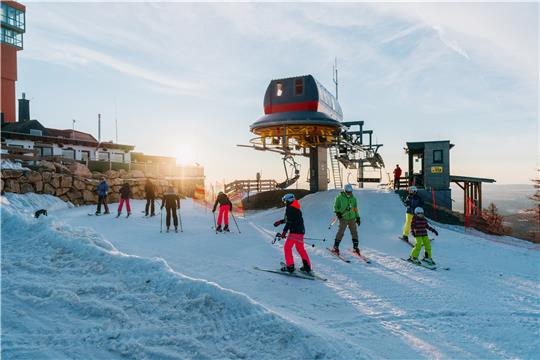 Als sich die Sonne über den Horizont erhebt, herrscht am Wurmberg bereits Betrieb. Die Wetterbedingungen sind am Samstag sehr gut.  Fotos: Tobias Brabanski