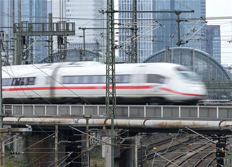 Deutsche Bahn: Jeder dritte Fernverkehrszug 2022 zu spät Als verspätet gilt ein Zug, wenn er mit mehr als sechs Minuten Verzögerung an einem Halt ankommt.