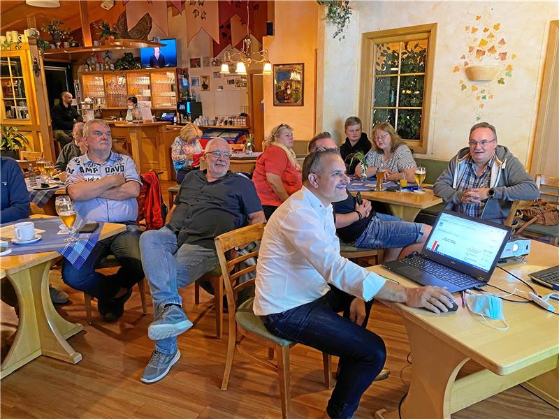 Wer gewinnt, will auch das Sagen haben Als vor zwei Wochen die Ergebnisse der Kommunalwahl bekannt gegeben werden, freuen sich die Genossen um Thomas Ebert (vorn): Sie sind Wahlsieger von Bad Harzburg. Die Frage ist, ob sie das nun in eine Ratsmehrheit umwandeln können. Aber womöglich bekommen sie ja zumindest im Stadtwerke-Aufsichtsrat das Wohlwollen (und die Stimme) ihres ehemaligen Ratsmitglieds Wilhelm Baumgarten. Archivfotos: Schlegel