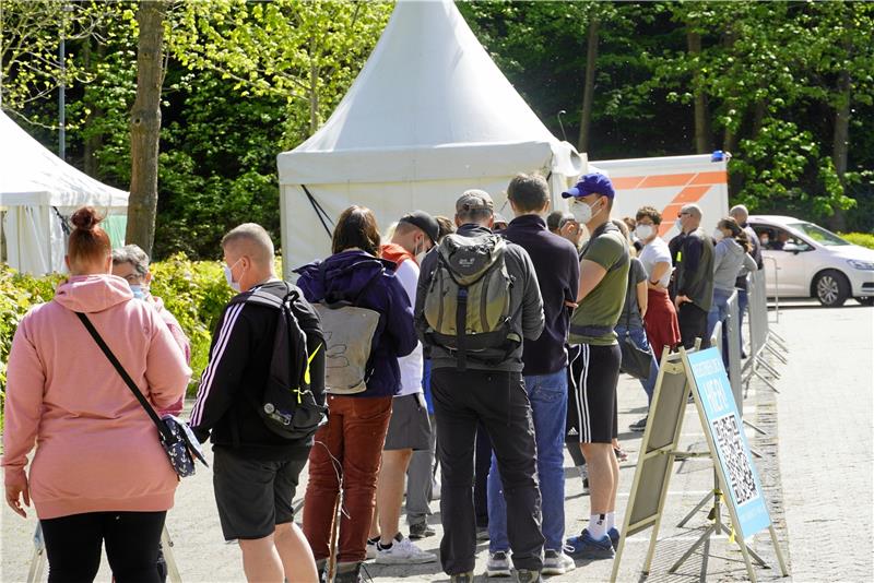 Als zu Pfingsten 2021 das Testzentrum eröffnet, ist der Bedarf groß und die Schlangen sind lang.