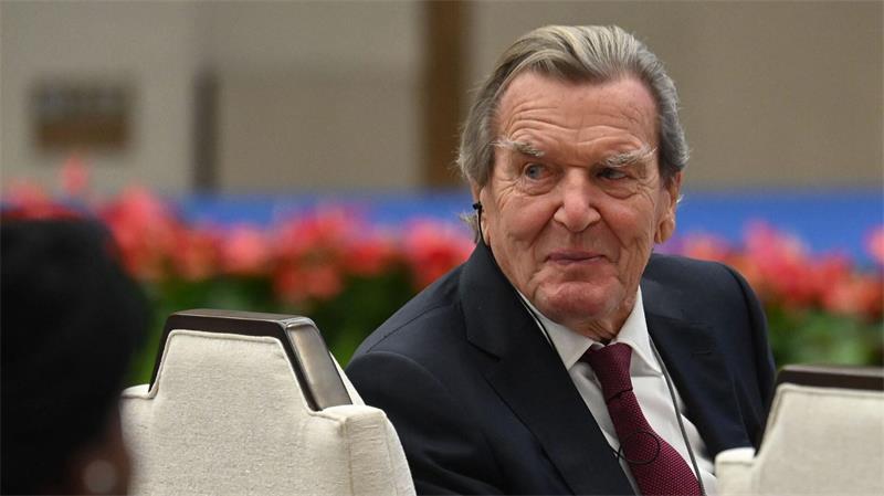 Alt-Bundeskanzler Schröder saß bei der Veranstaltung in der ersten Reihe.  