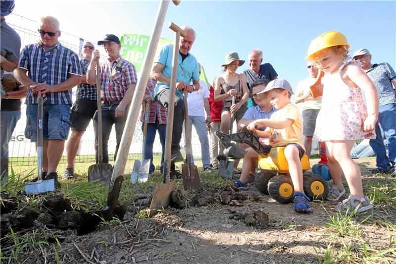 Erste Spatenstiche für den neuen Solarpark Dörnten-Ost Alt und Jung machen mit beim symbolischen ersten Spatenstich der Bürgerenergiegenossenschaft Harz. Der Nachwuchs holt dafür sogar den Bagger raus. Fotos: Gereke