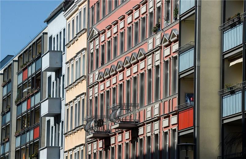 Jeder dritte Wohnhaushalt bei Mietkosten überfordert Alt- und Neubauten im Berliner Bezirk Friedrichshain.