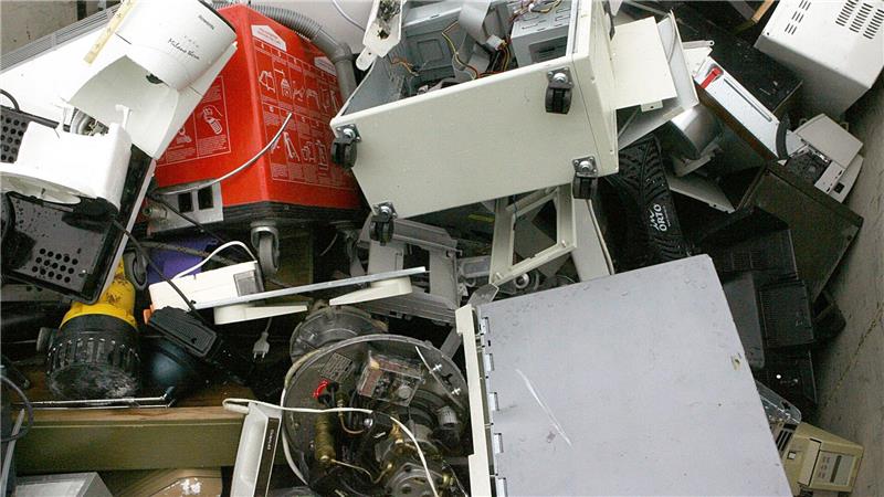 Wie sich aus Elektroschrott mehr als bislang machen lässt Alte Computer und sonstiger Elektroschrott liegen in einem Container zur Abfallentsorgung. (Illustration)