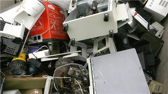 Alte Computer und sonstiger Elektroschrott liegen in einem Container zur Abfallentsorgung. (Illustration)
