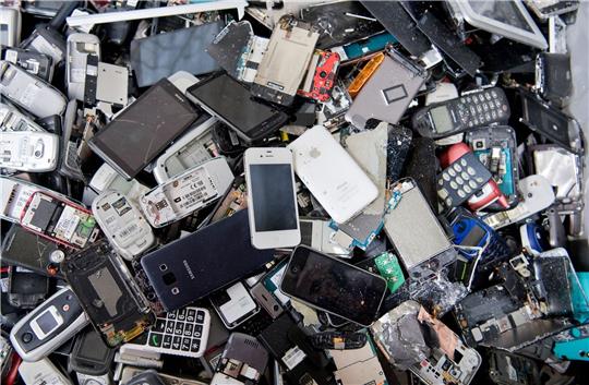 Alte Handys und Smartphones vor dem Schreddern.