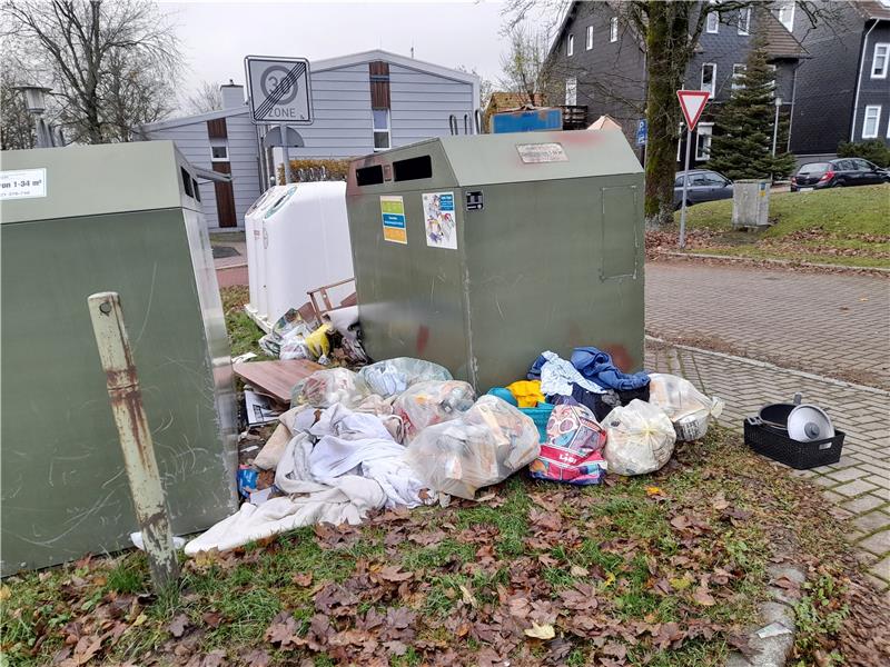 Oberharz: Illegaler Müllhaufen wächst wie die Wut der Anwohner Alte Kleidung, Decken, Pfannen, Plastik, Pappe und Möbel: Der Müllberg neben dem Container wächst und wächst. Foto: Pfannkuche