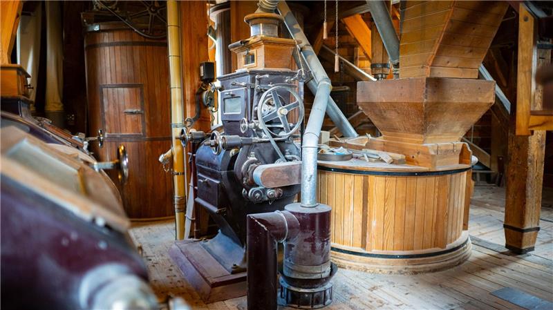 Alte Maschinen in der Windmühle der Familie Meyer in Bardowick bei Lüneburg geben Zeugnis ab von der Arbeit in früheren Jahrzehnten.