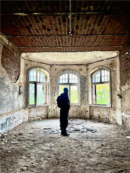Alte Möbel, abgebröckelte Tapeten und Wände, überall liegt Schutt: Die ehemalige Heilanstalt ist ein gruseliger Lost Place. Foto: Privat
