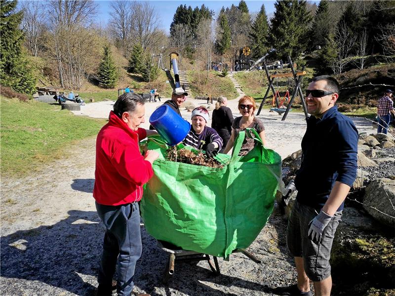 Großer Frühjahrsputz auf dem Robinson-Spielplatz Alte Pflanzen und trockene Blätter werden eingesammelt. Foto: Privat