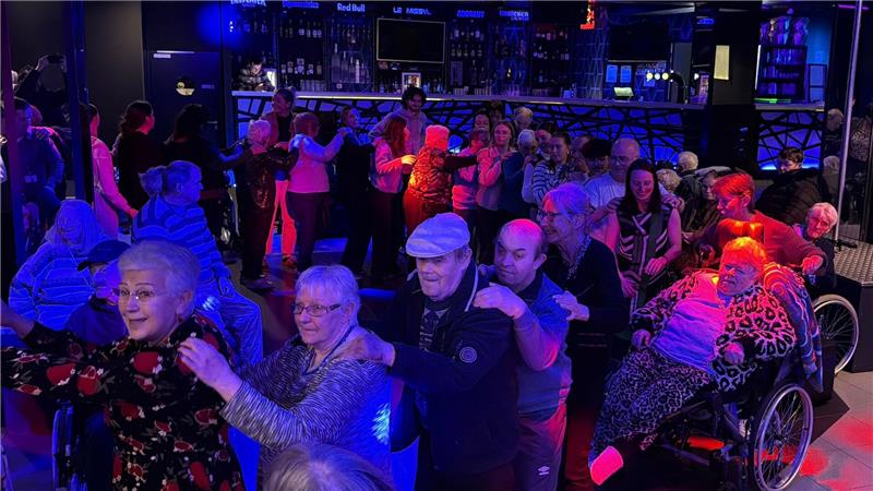 Altenheimbewohnerinnen und Freiwillige tanzen im Club „Le Missyl“. Im französischen Pontivy haben Bewohnerinnen und Bewohner von vier Altenzentren im Club gefeiert.