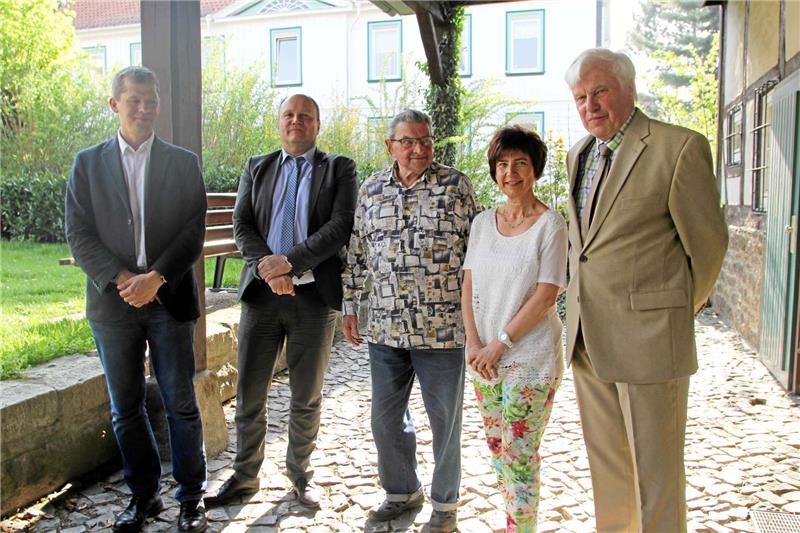 Alter und neu gewählter Vorstand und einer von sieben Geehrten: (v.r.) Vorsitzender Siegfried Jürgens, Kathrin Germer, Werner Pozorski, Verbandsgeschäftsführer Randolph Fries und Heiko Pilgermann. Foto: Breuer