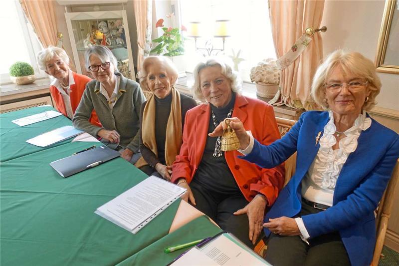 Alter und neuer Vorstand des Bridge-Clubs Bad Harzburg (v. re.): Vorsitzende Lilli Kasteinecke mit Vorstandsklingel, Sportwartin Margret Hüsmert, 2. Vorsitzende Brunhild Seeler, Sportwartin Ursula Rasch und Schatzmeisterin Ingrid Diettrich.  Foto: Schlottke