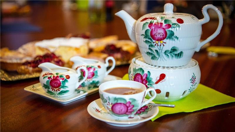 Altes Geschirr ist nur eines von vielen Gegenständen, die Menschen gar nicht nutzen – aber als Erinnerungsstück behalten. (Symbolbild)