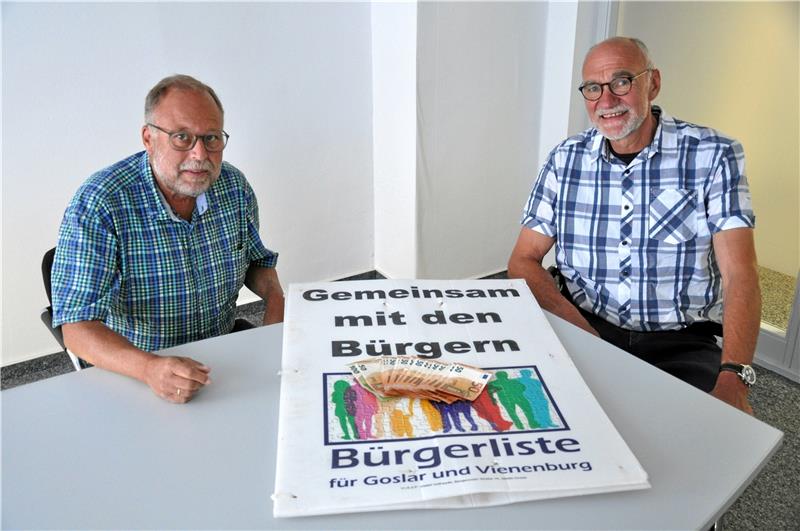 Altes Plakat, frisches Geld: Detlef Vollheyde (li.) und Ulrich Bock haben zur Spendenübergabe einen Werbedruck aus früheren Zeiten mitgebracht.  Foto: Heine