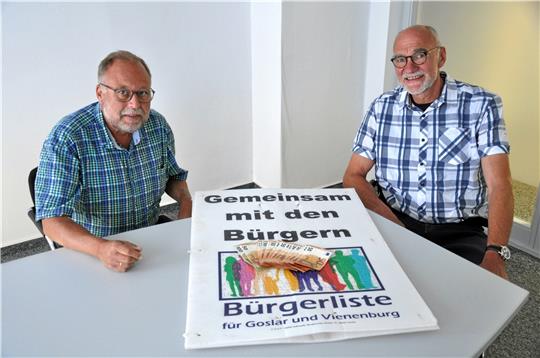 Altes Plakat, frisches Geld: Detlef Vollheyde (li.) und Ulrich Bock haben zur Spendenübergabe einen Werbedruck aus früheren Zeiten mitgebracht.  Foto: Heine