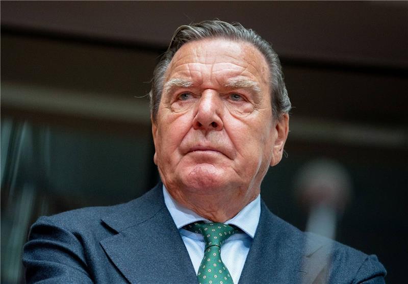 Altkanzler Gerhard Schröder (SPD) im Wirtschaftsausschuss des Bundestags.