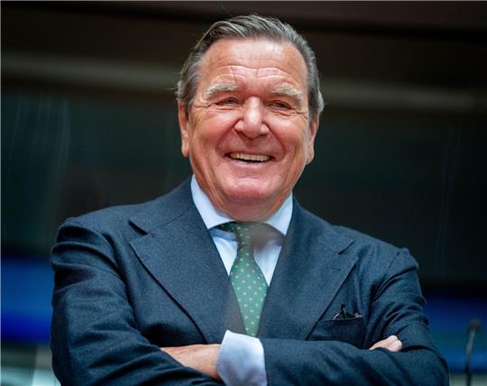 Altkanzler Gerhard Schröder verlangt vom Bundestag die Wiederherstellung seiner im Mai 2022 entzogenen Sonderrechte.