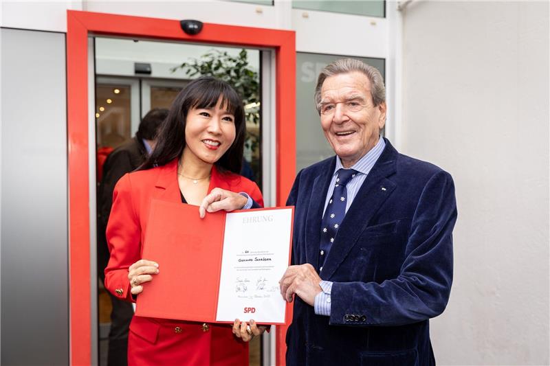 60 Jahre in der SPD: Schröder gut gelaunt bei Ehrung Altkanzler Gerhard Schröder wurde für 60 Jahre Parteimitgliedschaft geehrt. Seine Frau So-yeon Schröder-Kim begleitete ihn nach Hannover.