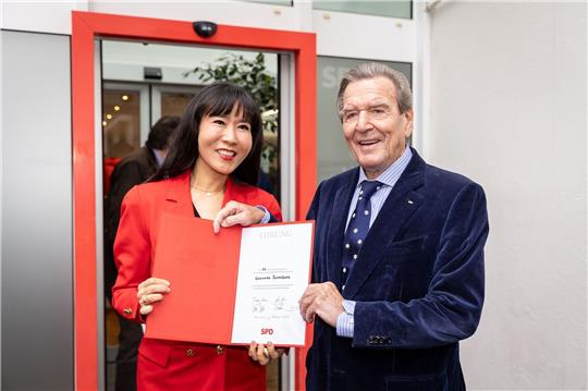 Altkanzler Gerhard Schröder wurde für 60 Jahre Parteimitgliedschaft geehrt. Seine Frau So-yeon Schröder-Kim begleitete ihn nach Hannover.