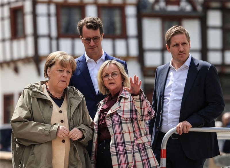 Merkel löst Versprechen ein: Rückkehr ins Flutgebiet Altkanzlerin Angela Merkel (-r), NRW-Ministerpräsident Hendrik Wüst, Bürgermeisterin Sabine Preiser-Marian (CDU) und Landrat Markus Ramers in Bad Münstereifel.
