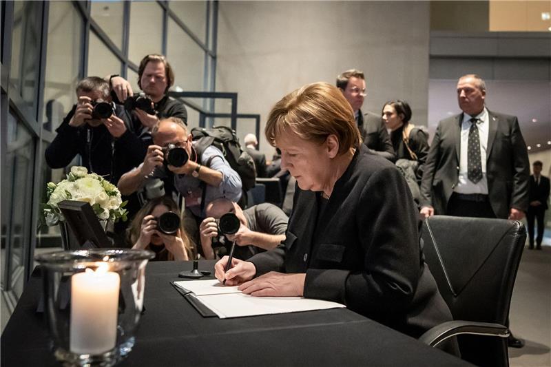 Altkanzlerin Angela Merkel schreibt ins Kondolenzbuch.