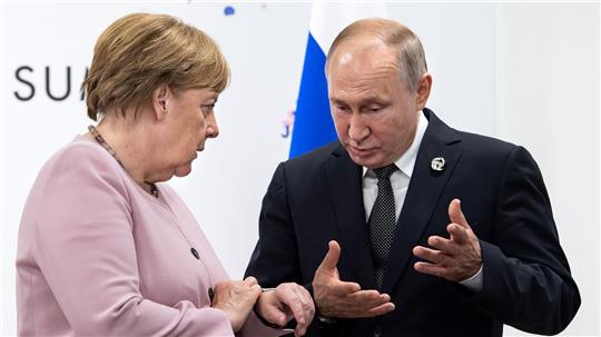 Altkanzlerin Merkel hält es für keine gute Idee, Ex-Regierungschefs mit Kremlchef Putin verhandeln zu lassen. (Archivbild)