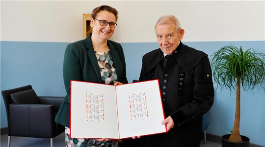Altrektor Prof. Georg Müller nimmt die Auszeichnung von Universitätspräsidentin Dr.-Ing. Sylvia Schattauer entgegen.