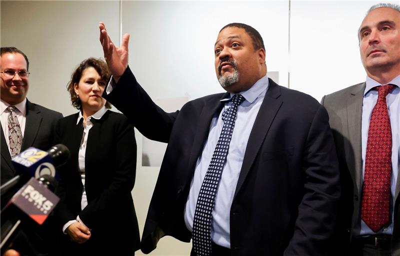 Republikaner greifen möglichen Trump-Ankläger an Alvin Bragg (2.v.r.) verlässt einen Gerichtssaal, nachdem die Geschworenen die Trump Organization in allen Anklagepunkten in einem Steuerbetrugsverfahren schuldig gesprochen hatten.