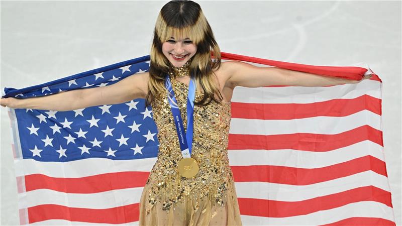 Alysa Liu bejubelt mit der US-Fahne ihre Goldmedaille.