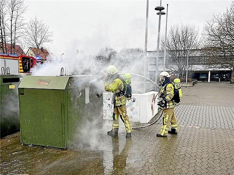 Am 1. Februar 2023 brennt ein Container vor der Deilich-Schule. Einer von 26 Brandeinsätzen für die Feuerwehr Bündheim-Schlewecke im vergangenen Jahr. Archivfoto: Feuerwehr