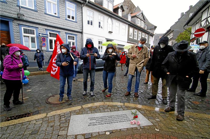 Am 1. Mai 2021 wurde eine Bodentafel am Ritter-Ramm-Haus (ehemaliges Gewerkschaftshaus) enthüllt, die an die Zerschlagung der Parteien und Organisationen der Arbeiterbewegung erinnert; auf eine weitere Stele soll hier verzichtet werden.  GZ-Archiv: Epping