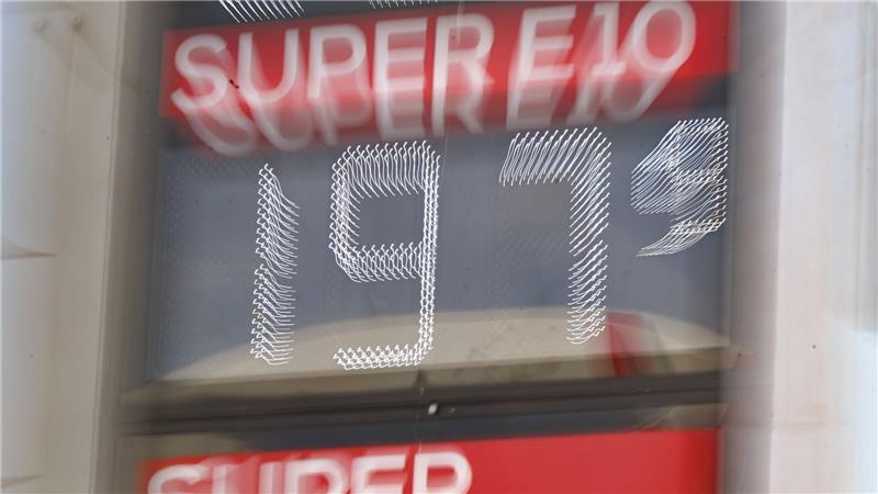 Am 1. Mai könnte der Preis für Super E10 an vielen Tankstellen unter 2 Euro fallen. (Archivbild)