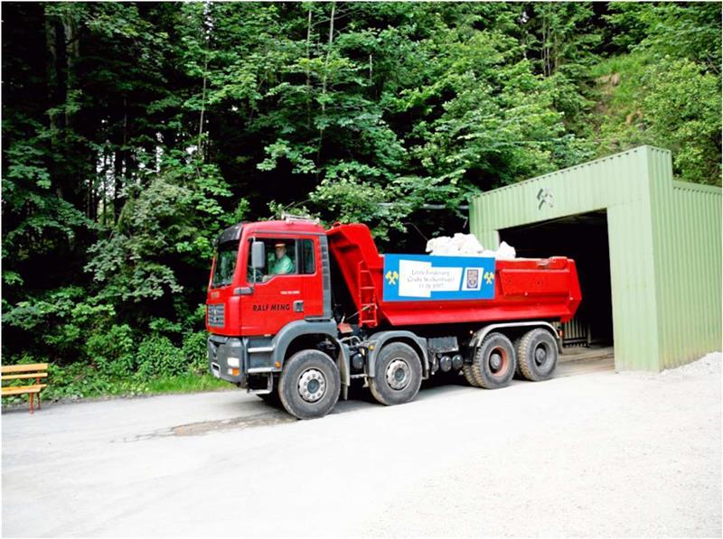 Am 11. Juni 2007 bringt ein Muldenkipper die letzten geförderten Tonnen aus einem Bergwerk im Harz.