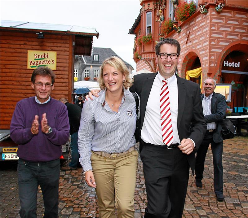 Rückblick auf die Wahl 2011: Oliver Junk gewinnt erst furios und dann kampflos Am 11. September 2011 holt der 35-jährige Dr. Oliver Junk, hier mit Ehefrau Bettina, satte 45,1 Prozent der Wählerstimmen und zieht als Oberbürgermeister ins Rathaus ein. CDU-Bürgermeister Axel Siebe (links) klatscht Beifall. Archivfoto: Epping