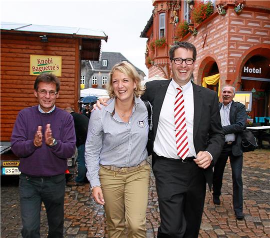 Am 11. September 2011 holt der 35-jährige Dr. Oliver Junk, hier mit Ehefrau Bettina, satte 45,1 Prozent der Wählerstimmen und zieht als Oberbürgermeister ins Rathaus ein. CDU-Bürgermeister Axel Siebe (links) klatscht Beifall.  Archivfoto: Epping