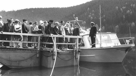 Am 14. Mai 1971 schippert die MS „Brunswiek“ erstmals mit geladenen Gästen über den Stausee. Kapitän Hermann Krüger (r.) heißt die Passagiere willkommen.