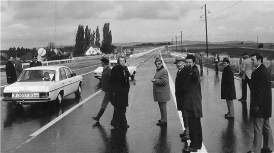 Am 14. Oktober 1975 um 10.50 Uhr werden die letzten Straßensperren beseitigt – der damals neueste Abschnitt der B4 zwischen Gut Radau und Lukas-Zoll ist für den Verkehr freigegeben.